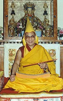 tenzin-gyatso-srga-sveges.jpg